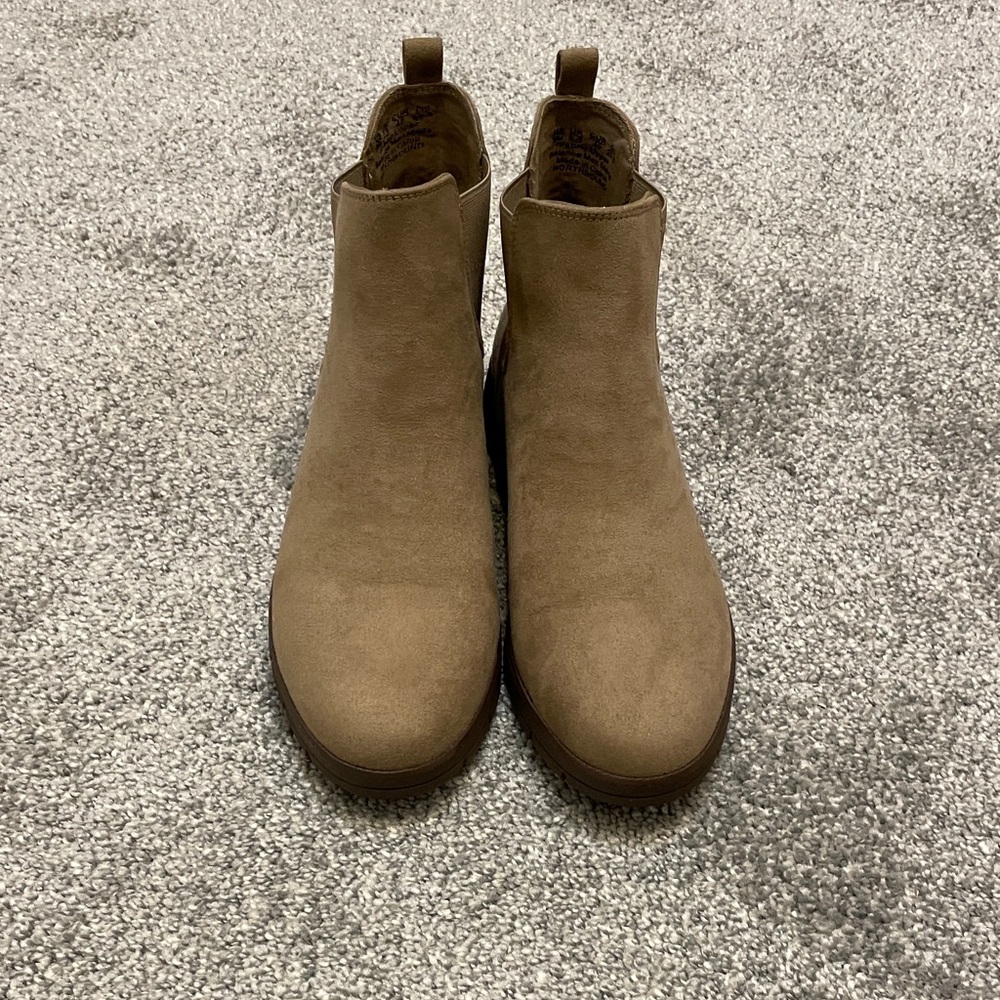 Dr. Scholl’s size 9 tan ankle boots.